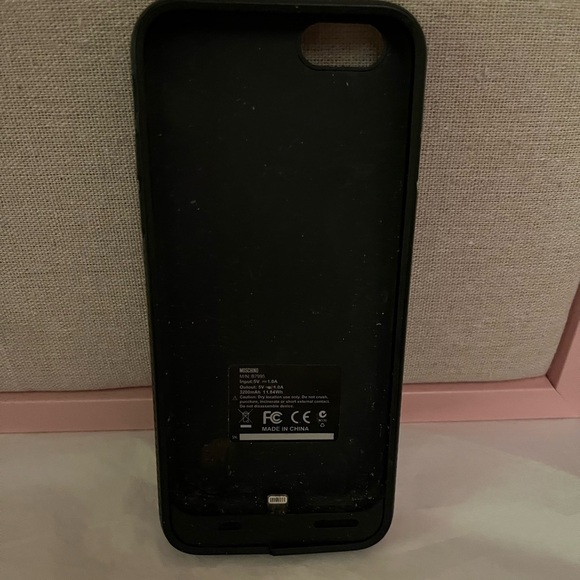 Moschino battery charging case for iPhone 6s - Picture 2 of 7